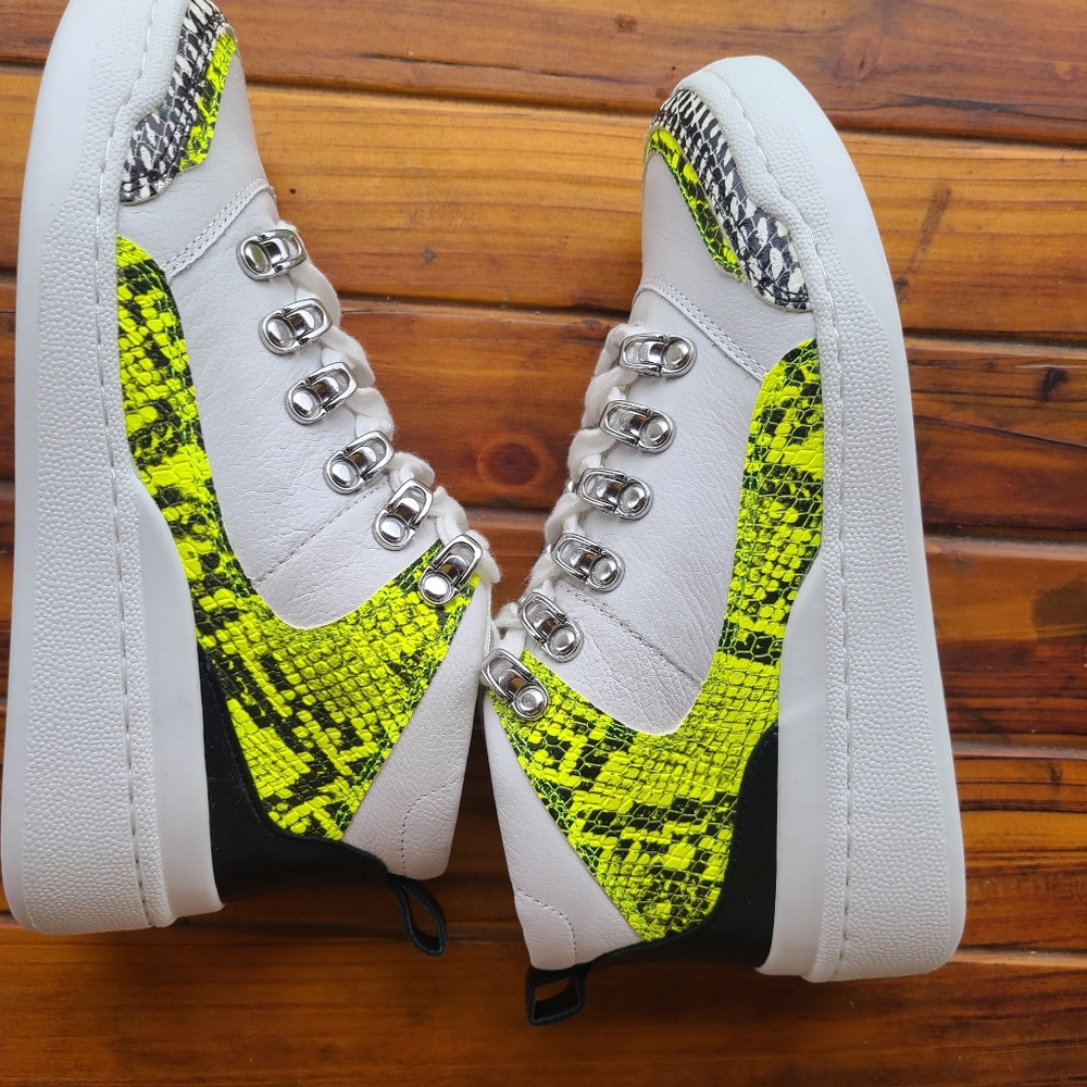 VINCE CAMUTO LEATHER SNEAKERS, NEW WITH BOX!